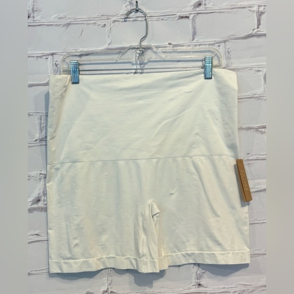 SKIMS Other - SKIMS NWT Skims Smoothing pull on Short - Marble color - Size 4X